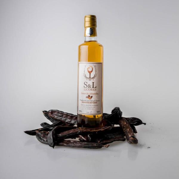 licor de alfarroba